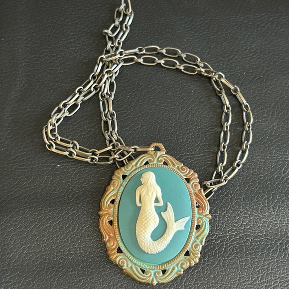 Mermaid cameo Necklace - Picture 2 of 8